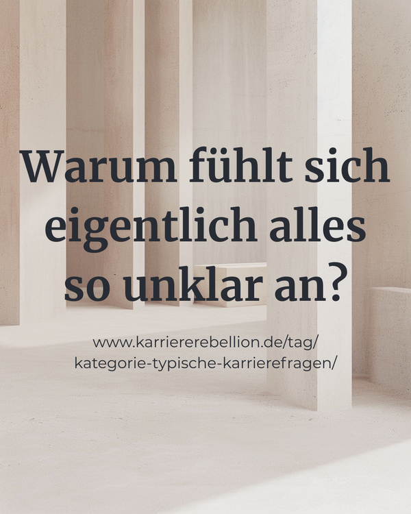 Abstraktes architektonisches Bild mit offenem, ungerichtetem Raum für typische Karrierefrage: Warum fühlt sich eigentlich alles so unklar an?